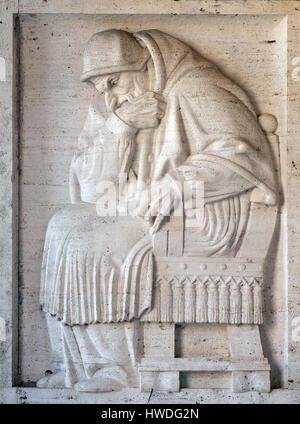 Papst Sixtus V Bass Relief von Ivan Mestrovic, San Girolamo dei Freundschaftsspiele Kirche in Rom, Italien am 3. September 2016. Stockfoto