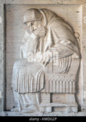 Papst Sixtus V Bass Relief von Ivan Mestrovic, San Girolamo dei Freundschaftsspiele Kirche in Rom, Italien am 3. September 2016. Stockfoto