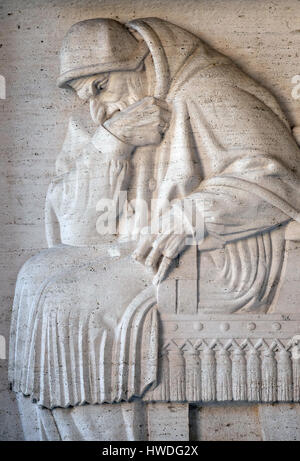 Papst Sixtus V Bass Relief von Ivan Mestrovic, San Girolamo dei Freundschaftsspiele Kirche in Rom, Italien am 3. September 2016. Stockfoto