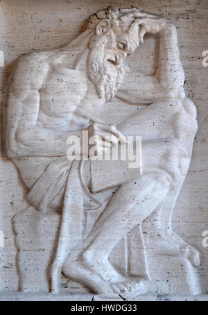 Der Heilige Hieronymus Bass Relief von Ivan Mestrovic, San Girolamo dei Freundschaftsspiele Kirche in Rom, Italien am 3. September 2016. Stockfoto