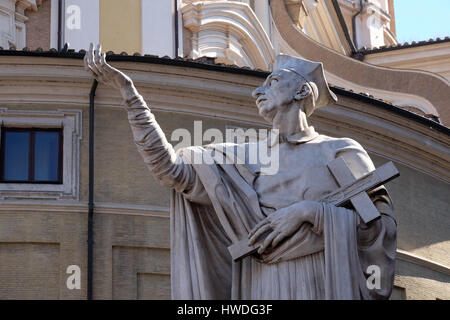 Statue des Heiligen Karl Borromäus von Attilio Selva, Ambrogio Basilica dei Santi e Carlo al Corso, Rom, Italien Stockfoto