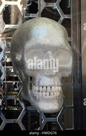 Philipp Plein-Shop mit einem glänzenden Schädel befindet sich an der Piazza di Spagna, in der Nähe Via Condotti in Rom, Italien am 3. September 2016. Stockfoto