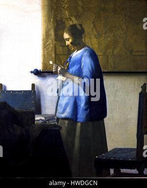 „Frau liest einen Brief“ oder „Frau in Blau liest einen Brief“. Ca. 1662-1663 Johannes Vermeer (1632 - 1675 ) Niederländische Niederlande ( niederländischer Maler im Goldenen Zeitalter, einer der größten Maler des 17. Jahrhunderts. Bevorzugte zeitlose, gedämpfte Momente, bleibt rätselhaft, unnachahmliches Farbschema und verwirrender Lichtinhalt) Stockfoto