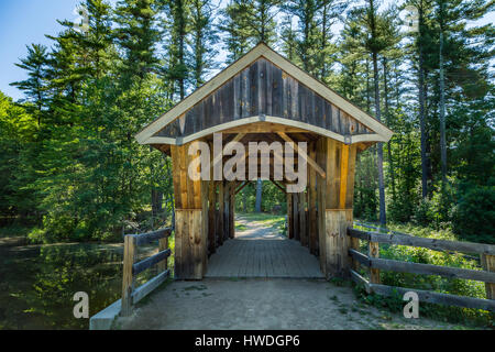 Ein Pratt durch Fachwerk überdachte Fußgängerbrücke an der Wason Erholungsgebiet in Chester, New Hampshire. Stockfoto