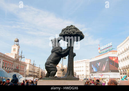 Puerta del Sol, Madrid, Spanien tragen und Beere Baum Statue, das Wahrzeichen der Stadt Madrid Stockfoto