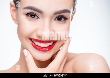 Portrait der schönen Frau mit saftigen roten Lippen, Gesicht mit der hand berühren Stockfoto