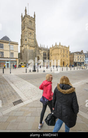 Menschen herumlaufen Marktplatz vor St. Johannes der Täufer Pfarrkirche Cirencester in den Cotswolds, Gloucester, England, UK Stockfoto