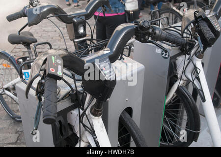 BiciMad Madrid City-Fahrrad-Verleihstation an der Puerta del Sol, Madrid, Spanien Stockfoto