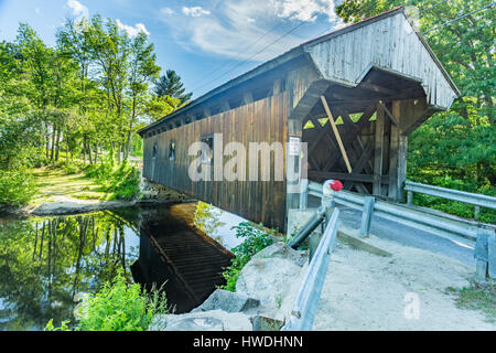 Die Waterloo bedeckte Brücke führt Newmarket Straße über den Warner-Fluss in der Nähe der Waterloo fällt in Warner, New Hampshire. Die Stadt Gitter Fachwerk brid Stockfoto