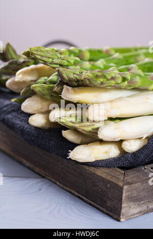Frische Frühlingsluft grünem und weißem Spargel, bereit, Kochen, auf hölzernen Backgroung, Nahaufnahme Stockfoto