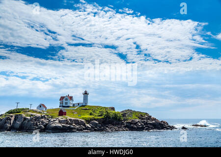 Das Cape Neddick Licht steht auf Nubble Insel ungefähr 100 Yards vor Cape Neddick Point. Es ist allgemein bekannt als "Nubble Light" oder einfach "das Nubble". Stockfoto