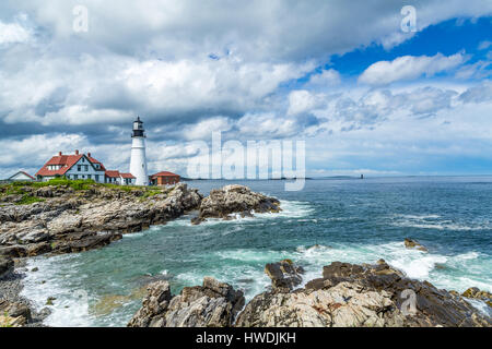 Portland Head Light ist ein historischer Leuchtturm in Cape Elizabeth, Maine. Die leichte Station sitzt auf dem Kopf des Landes am Eingang des primären shippin Stockfoto