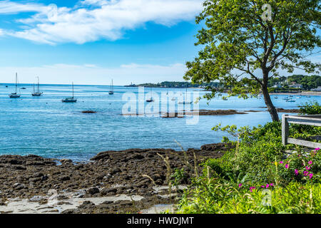 Blick über Simonton Cove vom südlichen Maine Community College Campus in South Portland. Portland Head Light ist in der Ferne. Stockfoto