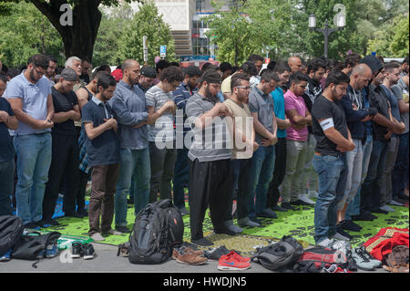 Berlin, Deutschland, Muslime die Teilnahme an traditionellen Freitagsgebet Stockfoto