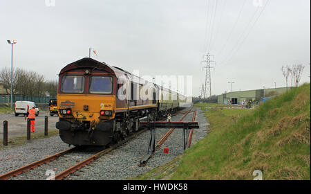 Ein Eisenbahn-Enthusiasten Railtour Zug steht in Knowsley Fracht-Terminal in der Nähe von Kirkby in Merseyside geschleppten DB Cargo Diesellok keine 66125 Stockfoto