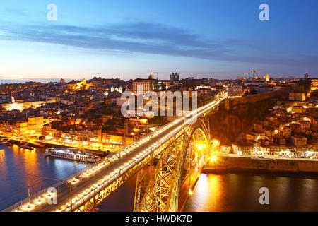 Dom Luis Brücke (Ponte Luis ich) und Vogelperspektive von Porto am Abend, Portugal Stockfoto