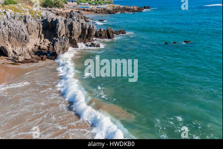 Wellen brechen sich am Strand Stockfoto