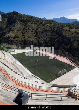 Fußballplatz in den Bergen in der Stadt des maurischen Dorfes Frigiliana, Malaga, Andalusien, Spanien. Stockfoto