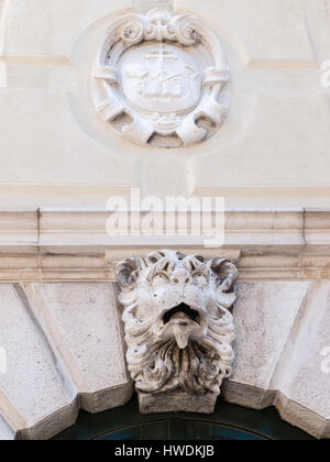 Schnitzerei eines Löwen über einem Torbogen in Venedig, Italien im Hochformat. Stockfoto