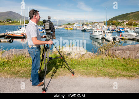 TV-Kameramann mit dem irischen nationalen Fernsehsender RTE vor Ort in der Grafschaft Kerry, Aufnahme für ein dokumentarisches Programm. Stockfoto