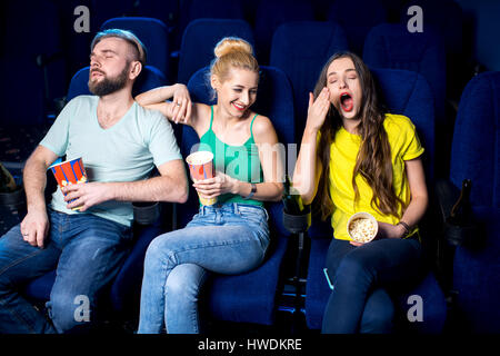 Freunde im Kino Stockfoto