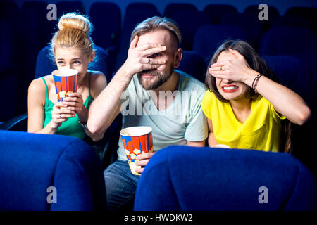 Freunde im Kino Stockfoto