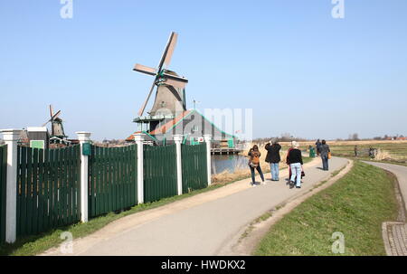 18. Jahrhundert Windmühle De Kat (die Katze), älteste funktionierende Dyemill der Welt in Zaanse Schans, Zaandam / Zaandijk, Niederlande Stockfoto