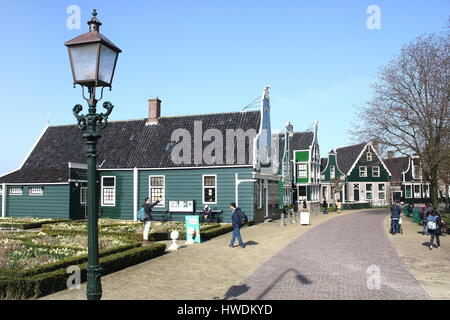 Traditionelle holländische hölzerne Häuser im Dorf Zaanse Schans, Zaandam / Zaandijk, Niederlande Stockfoto