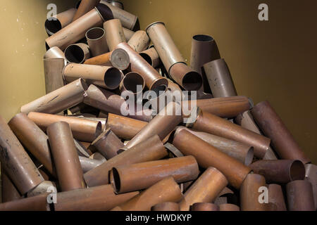 Ein Stapel der leeren Bullet Tanks in der modernen Nationalmuseum in Seoul, Südkorea Stockfoto