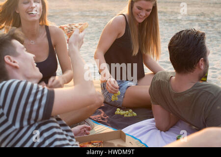 Gruppe von Freunden trinken, Beach-Party zu genießen Stockfoto