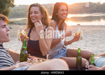 Gruppe von Freunden trinken, Beach-Party zu genießen Stockfoto