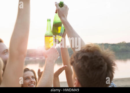 Gruppe von Freunden trinken, Beach-Party zu genießen Stockfoto