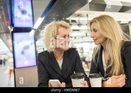 Zwei Reife Freundinnen chatten im Einkaufszentrum café Stockfoto