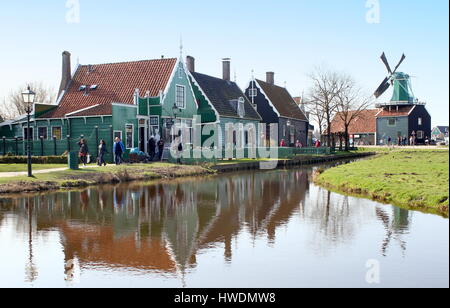 Dorf und late18th Jahrhundert Senf Mühle De Huisman in Zaanse Schans, Zaandam / Zaandijk, Niederlande Stockfoto