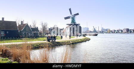 Dorf und Windmühlen in Zaanse Schans, Zaandam / Zaandijk, Niederlande. Late18th Jahrhundert Senf Mühle De Huisman in der Mitte. Stockfoto