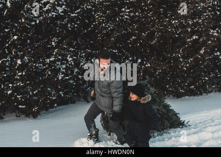 Vater und Tochter, bekommen ihren eigenen Weihnachtsbaum Stockfoto