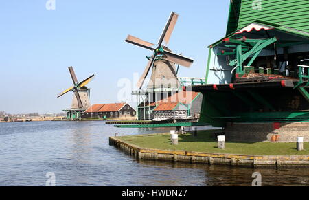 Zaanse Schans, Zaandam / Zaandijk, Niederlande mit im middle18th Jahrhundert Wind Mühle De Kat (die Katze), älteste funktionierende Farbstoff-Mühle in der Welt. Stockfoto