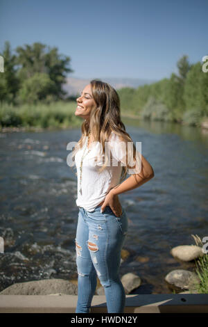 Teenager-Mädchen auf Steg Fluss stehend Stockfoto