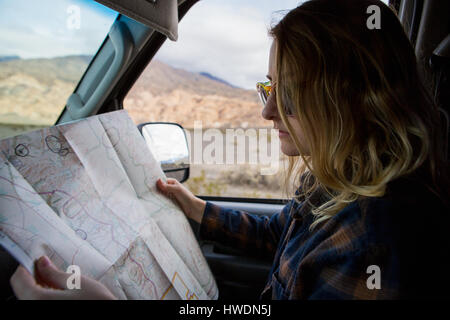 Frau liest Karte im Auto, Death Valley Nationalpark, Kalifornien, USA Stockfoto