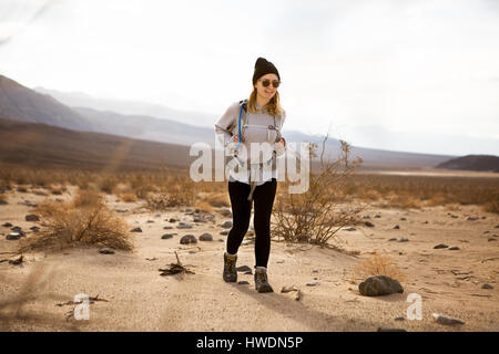 Trekker läuft in Death Valley Nationalpark, Kalifornien, USA Stockfoto