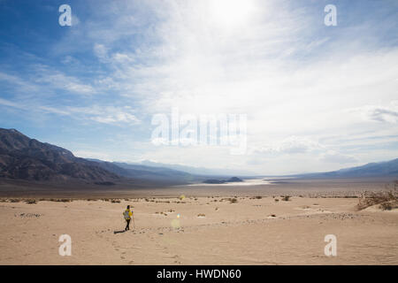 Wanderer zu Fuß in Death Valley Nationalpark, Kalifornien, USA Stockfoto