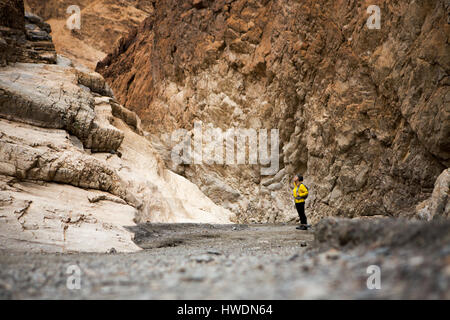 Trekker nehmen in Sehenswürdigkeiten, Death Valley Nationalpark, Kalifornien, USA Stockfoto