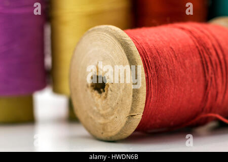 Rollen oder Spulen von bunten Nähfäden. Gewinde in allen Farben. Geringe Schärfentiefe. Nahaufnahme Makro erschossen. Stockfoto