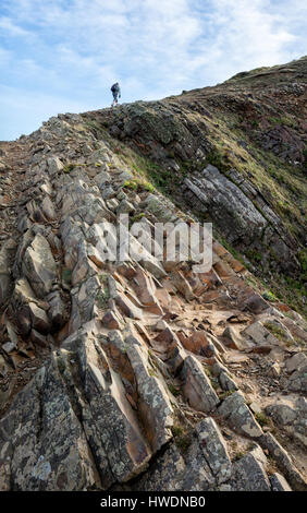 Weibliche Walker auf dem South West Coast Path verhandeln die anstrengende Abschnitt zwischen Hartland Quay und Bude in Cornwall UK Stockfoto