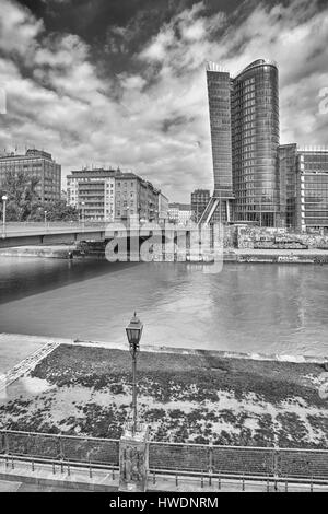 Wien, Österreich - 15. August 2016: Aspern Brücke über den Donaukanal (Donaukanal), ehemalige Arm der Donau. Stockfoto