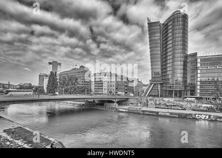 Wien, Österreich - 15. August 2016: Aspern Brücke über den Donaukanal (Donaukanal), ehemalige Arm der Donau. Stockfoto