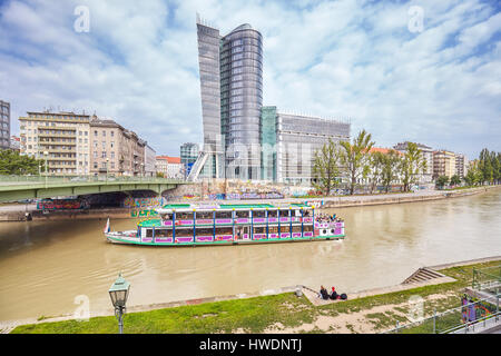 Wien, Österreich - 15. August 2016: Sightseeing Tour Schiff am Donaukanal (Donaukanal), ehemalige Arm der Donau. Stockfoto