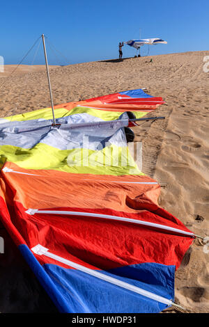 NC00723-00... NORTH CAROLINA - Hängegleiter auf dem Sand Dumes im Jockey Ridge State Park in der Stadt von Nags Head Teil der Outer Banks. Stockfoto