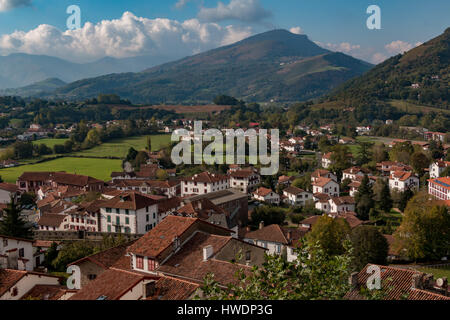 Rolling Hills im französischen Baskenland Stockfoto