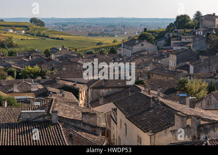 Mit Blick auf die Dächer von Saint Emilion, Frankreich Stockfoto